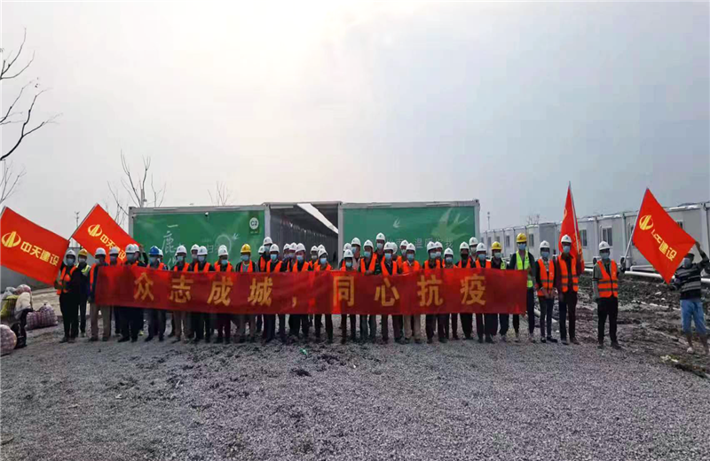 4月5日－18日，w66旗舰厅三建奉贤龙湖天街、朝阳广场等5个项目先后集结203名施工人员参与了4个方舱医院的建设、改造工程。